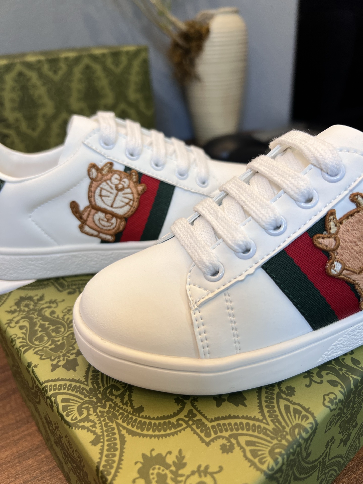 Children's shoes child